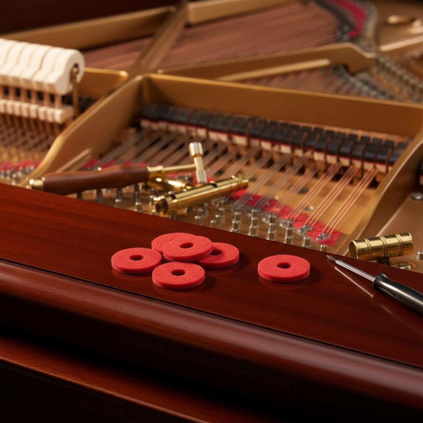 A Musical Instrument With Keys - Almofada de Feltro Redonda Pequena para